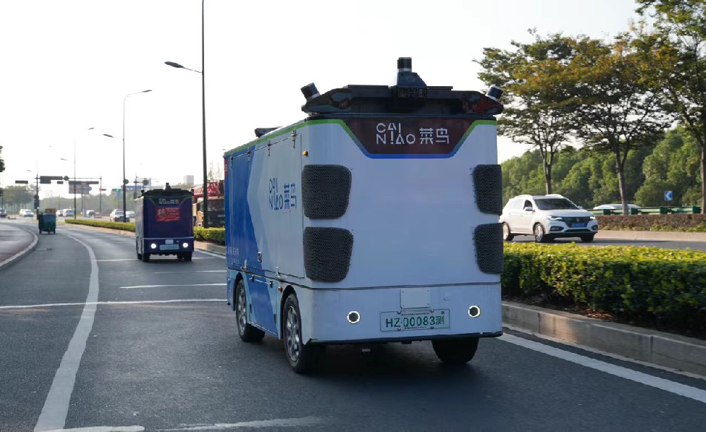菜鸟无人车现身“双11”:单车日均运送包裹2000件 每票快递降本1毛(图1) 菜鸟无人车现身“双11”:单车日均运送包裹2000件 每票快递降本1毛(图1)