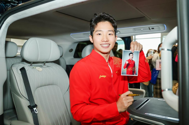 用“冠军”品质致敬奥运冠军 岚图向王宗源、昌雅妮交付全新岚图梦想家(图4) 用“冠军”品质致敬奥运冠军 岚图向王宗源、昌雅妮交付全新岚图梦想家(图4)