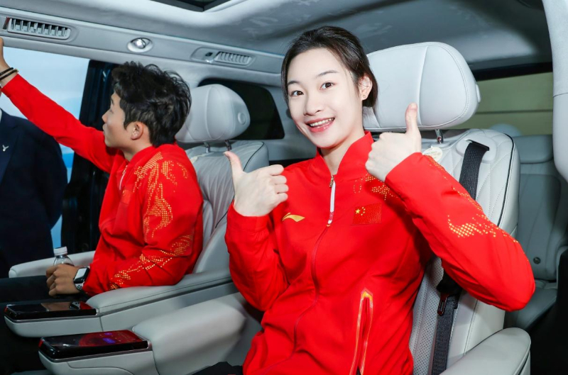 用“冠军”品质致敬奥运冠军 岚图向王宗源、昌雅妮交付全新岚图梦想家(图5) 用“冠军”品质致敬奥运冠军 岚图向王宗源、昌雅妮交付全新岚图梦想家(图5)