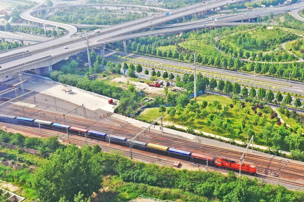 前三季度中欧班列发送货物157.1万标箱(图3) 前三季度中欧班列发送货物157.1万标箱(图3)