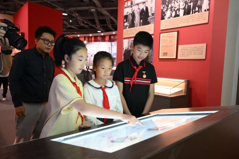 观众在 “家书诵读”互动体验区.jpg 中国科学家博物馆正式向公众开放(图3)