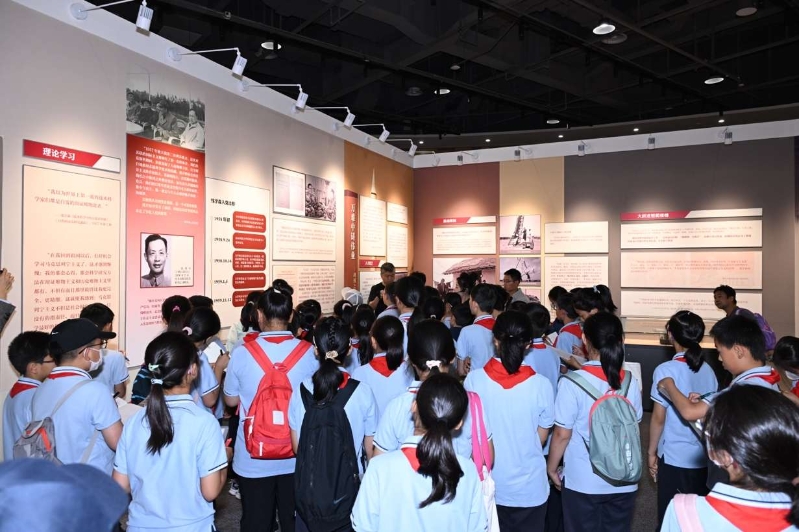 观众在中国科学家博物馆参观.jpg 中国科学家博物馆正式向公众开放(图5)