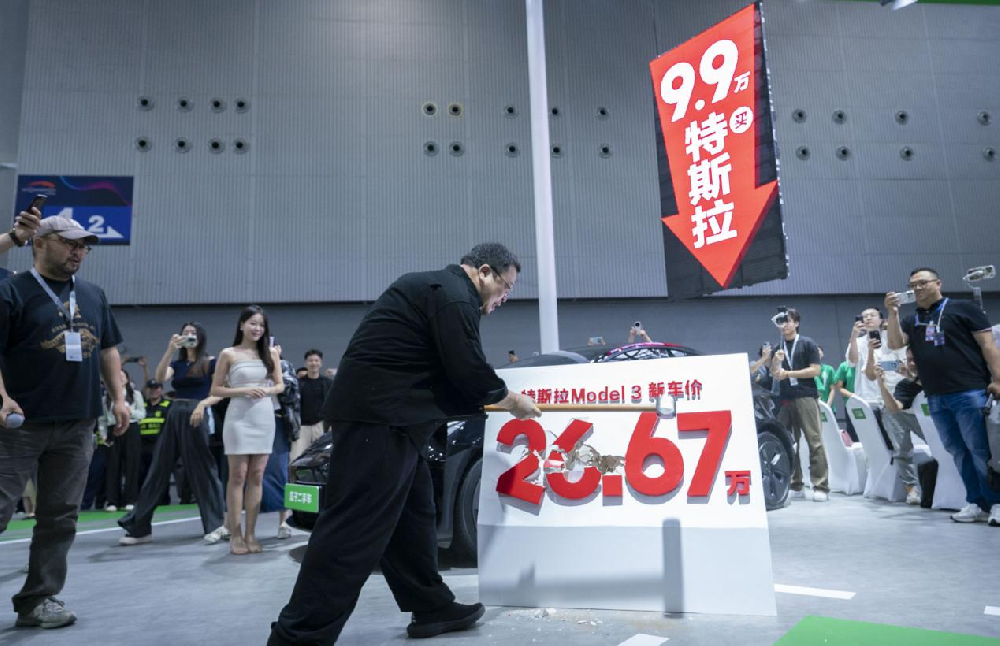 媒体管家： 9.9万元买特斯拉？罗永浩化身瓜子二手车“首席砸价官”(图1)