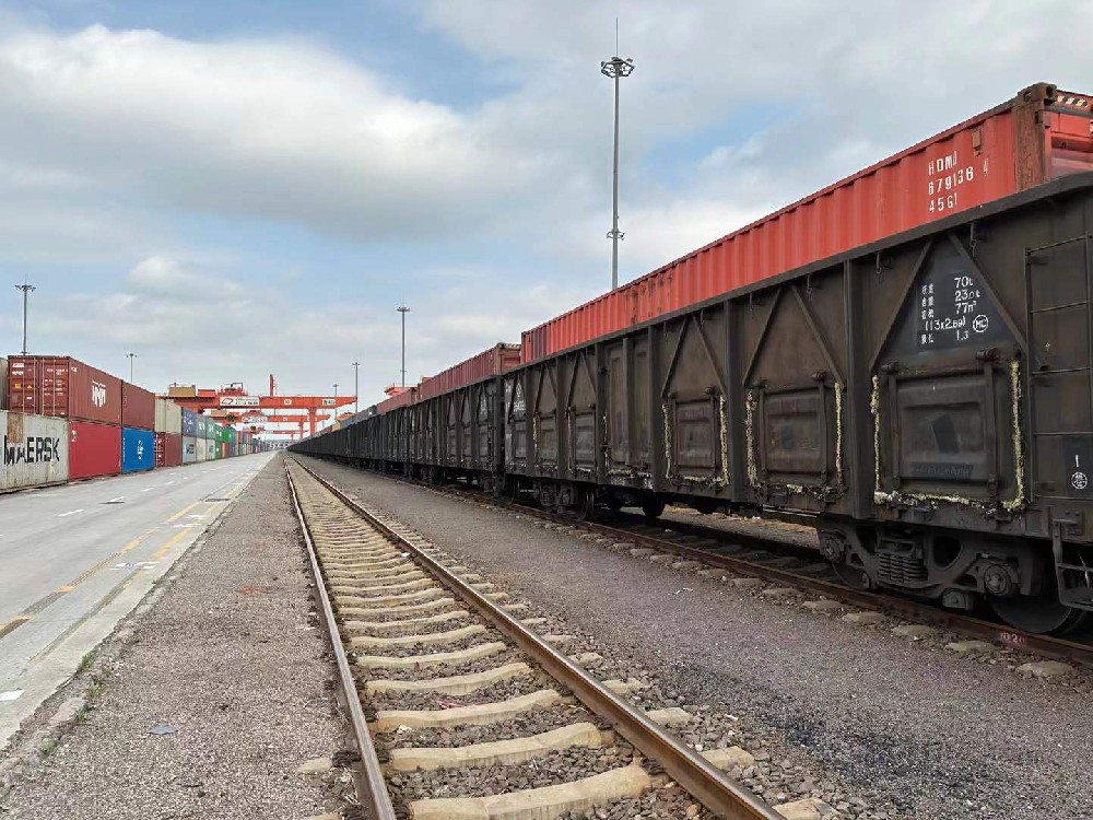 媒体管家： 铁路货运回暖势头加速 前8月铁路货运量超33亿吨(图1)